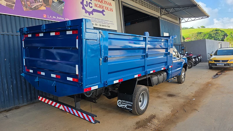 Caminhão com caçamba azul pronta, no pátio da JC