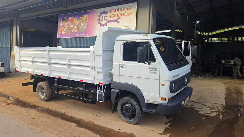 Caminhão pequeno com caçamba branca pronta, em frente à JC
