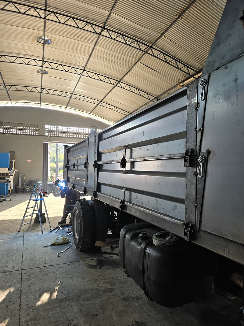 Lateral completa de caçamba em fabricação dentro do galpão da JC