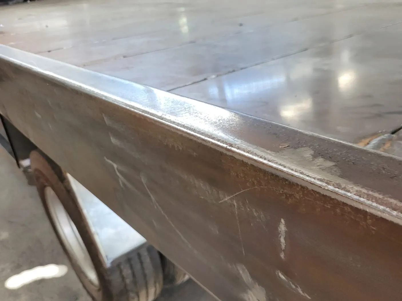 Detalhe de dobra de chapa de aço, acabamento preciso
