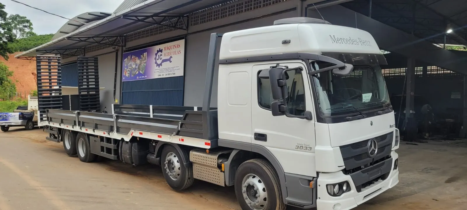 Caminhão Mercedes-Benz com plataforma fabricada pela JC