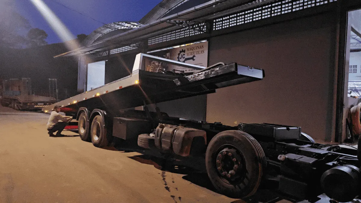 Plataforma rodoviária fabricada pela JC, vista à noite na oficina em Iúna - ES