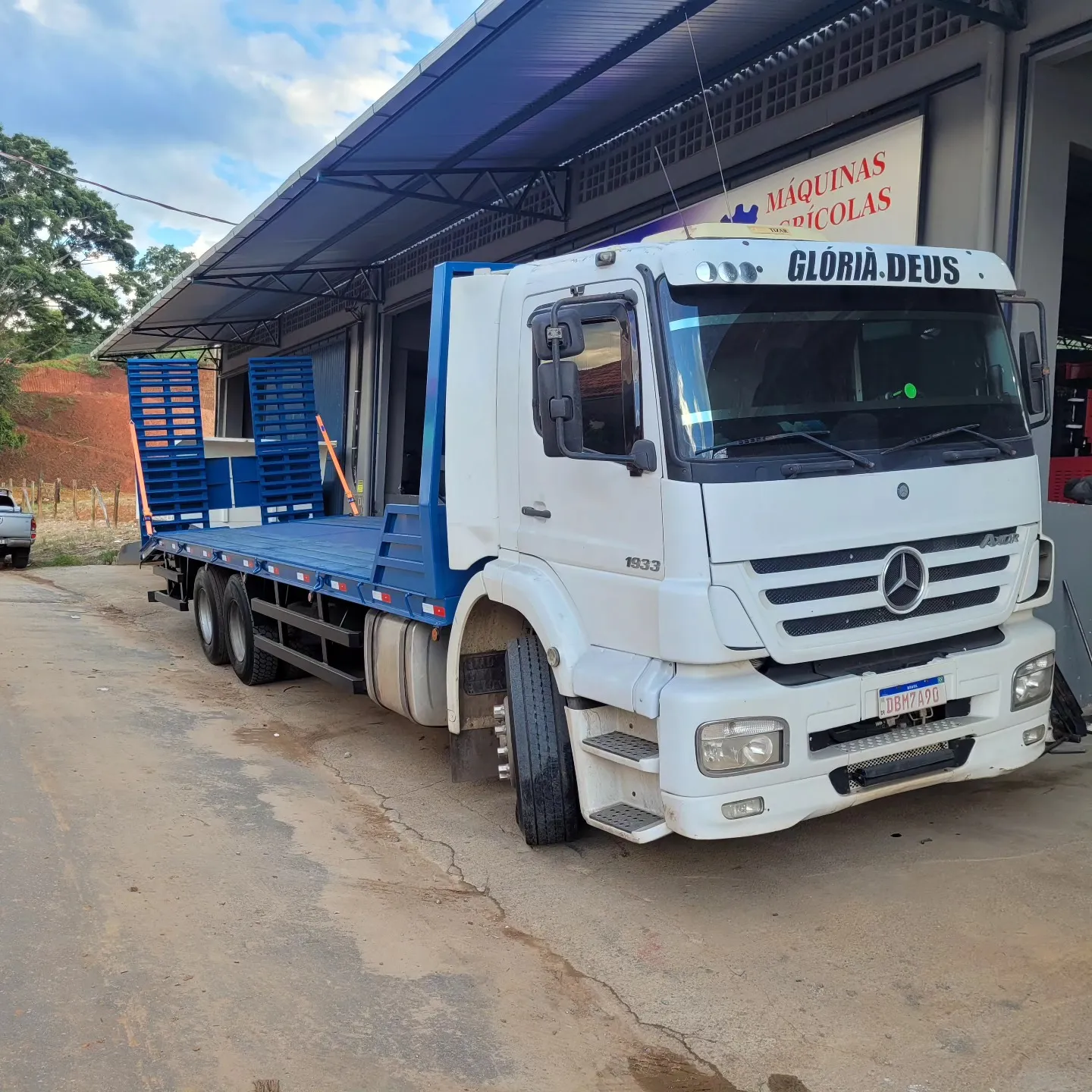 Caminhão Mercedes-Benz com plataforma azul, foto do Instagram oficial da empresa