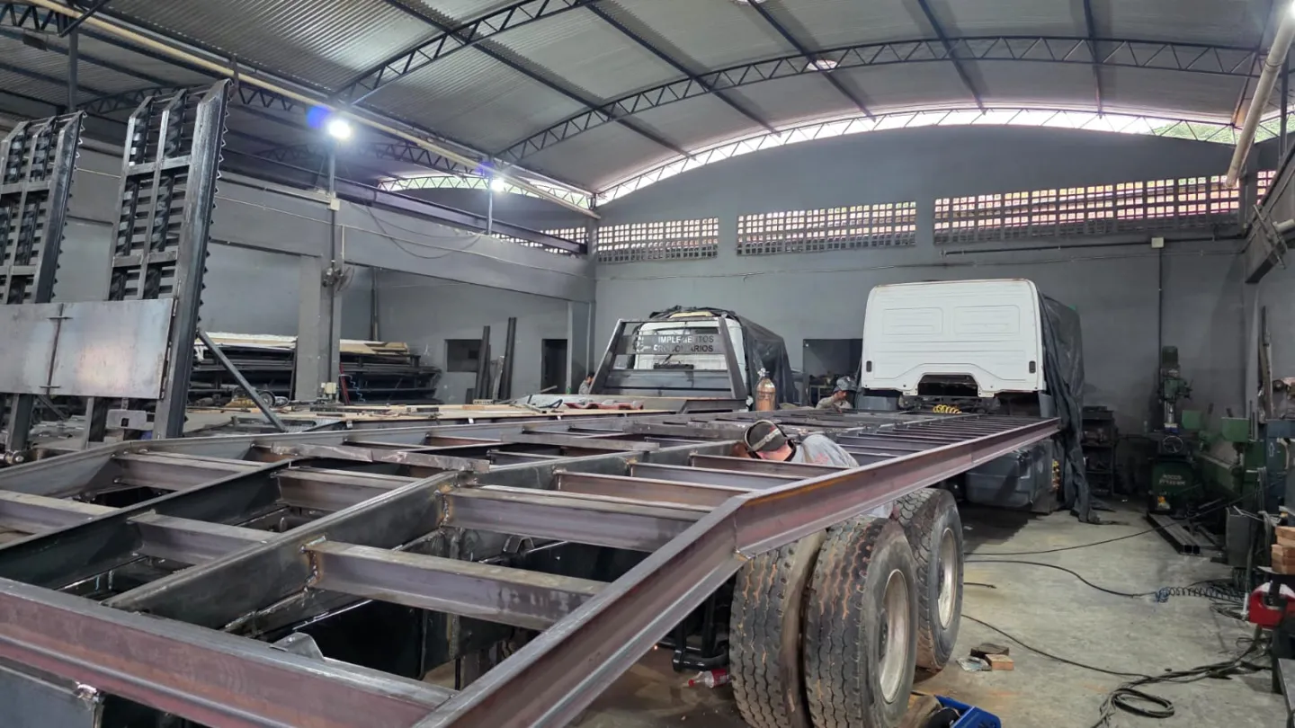 Vista ampla da oficina da JC com estrutura de plataforma em fabricação