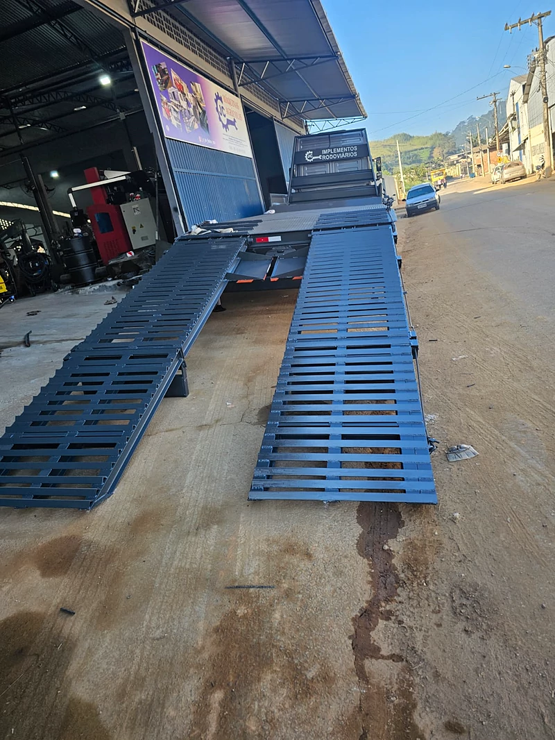 Rampas de plataforma deitadas no chão, vistas de perto