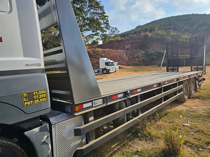Semirreboque com plataforma fabricada pela JC