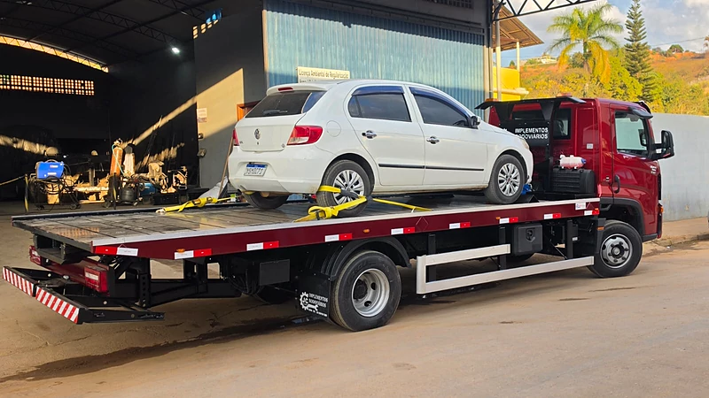 Carro amarrado sobre plataforma da JC, montada em caminhão