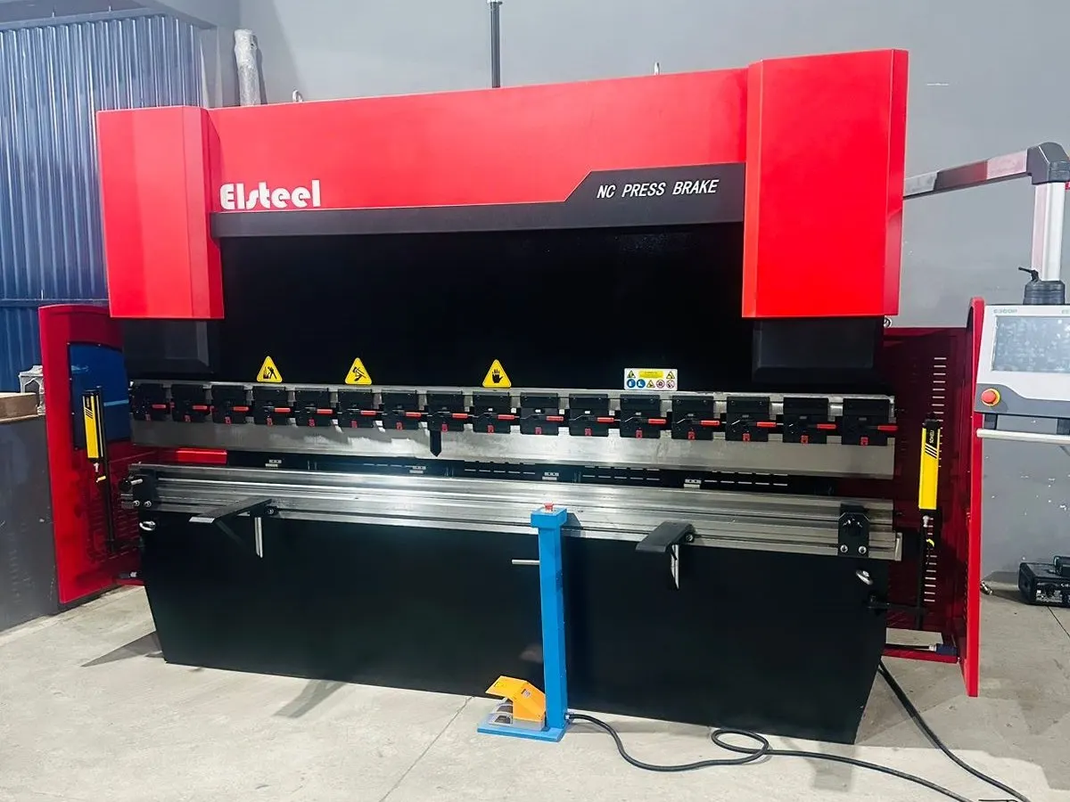 Prensa dobradeira de chapa (NC Press Brake) usada na fabricação
